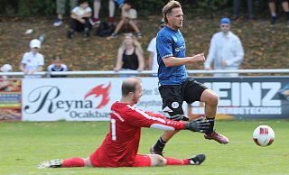 Unwiderstehlich: Sören Brandy von Arminia Bielefeld läuft hier an Niko Engelke, Torwart des Allstarteams vom TuS Bad Oeynhausen, vorbei. - Egon Bieber
