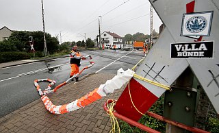 Zur Sicherheit: Zusätzlich zur Schranke sperren Bahnmitarbeiter den Übergang in Kirchlengern bis Dienstagabend mit rot-weißem Band ab, wenn sich ein Zug nähert. - www.gerald-dunkel.de