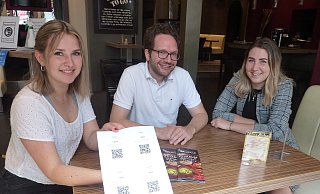 Im Weekend können die Gäste ihre Kontaktdaten bei Betreiber Nicolas Hülser und seinen Mitarbeiterinnen Nele Hinrichs (l.) und Lisa Hecker mit einem QR-Code per Handy hinterlassen. - Sabine Kauke
