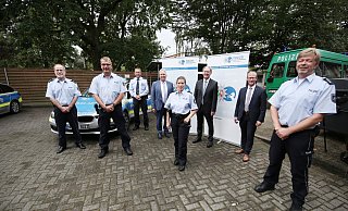 Neu mit einem besonderen Auftrag: Hendrik Brinkmann (vorn von links), Christina Garztke und Wolfgang Schäfer wurden vom Landrat sowie den Bürgermeistern von Bünde und Enger offiziell vorgestellt. - Gerald Dunkel