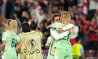 Cristiana Girelli und Michela Cambiaghi (r) betrauern das dramatische Halbfinal-Aus. - Alessandra Tarantino/AP/dpa