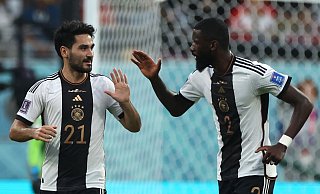 Bundestrainer Hansi Flick holt Ilkay Gündogan (l) und Antonio Rüdigerbeide offenbar in sein Aufgebot für die Juni-Länderspiele zurück. - Christian Charisius/dpa