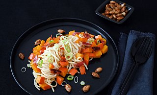 Eine ganze Knolle Knoblauch wird für die Herbst-Pasta zusammen mit dem Kürbis gebacken. So bekommt man eine tolle Karamellnote. - Julia Uehren/loeffelgenuss.de/dpa-tmn