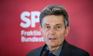 Begrüßt verstärkte Debatte über diplomatische Lösung des Ukraine-Kriegs: Rolf Mützenich. - Bernd von Jutrczenka/dpa