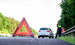 Raus aus der Gefahrenzone: Nach einem Unfall oder einer Panne bringen sich Betroffene möglichst schnell aber umsichtig in Sicherheit. - Philipp Schulze/dpa/dpa-tmn