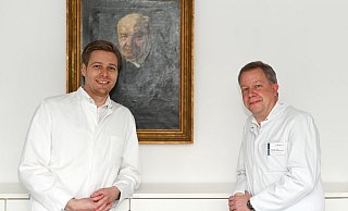 Neuer Libero im Team von Chefarzt Thomas Vordemvenne (rechts): Stefan Budde leitet ab 1. April die neue Abteilung für Endoprothetik und Spezielle Orthopädische Chirurgie am EvKB. - EvKB