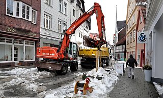 Im Februar hat die SWK mit Hilfe beauftragter Firmen die gewaltigen Schneemengen aus der Innenstadt abtransportiert - wie hier aus der Radewiger Straße. - Frank-Michael Kiel-Steinkamp