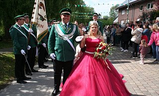 Ein strahlendes Königspaar: Marco Klockenkämper und Saskia Klute. - Büttner
