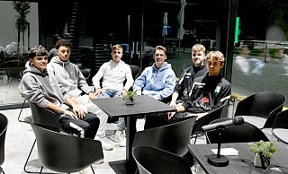 Alles Fußballer: Selim Alexander Kürümüs (v. l.), Wail Larhrissi, Niclas Bauersachs, Malik Yavuz, Cedric Joel Schumacher und Jonah Joel Meier vom Landesligisten JFV Lohe-Bad Oeynhausen, hier im Vereinsheim des TuS Lohe. - Jürgen Krüger