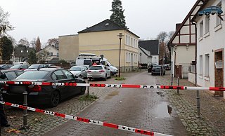 Bielefelder Ermittler untersuchten den Tatort im und am Haus an der Lessingstraße. - Frank-Michael Kiel-Steinkamp