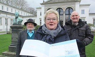 Nicole Bergmeier (Mitte) aus Bad Oeynhausen hat den Hauptgewinn beim Lions-Adventskalender ergattert, Bernd Kunz (l.) und Frank Meyer von den Lions übergeben den Gewinn. - Ulf Hanke