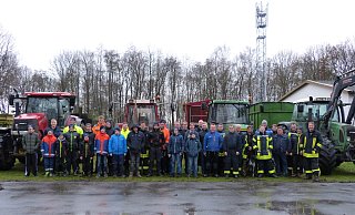Halten zusammen: Viele Mitglieder der Jugendfeuerwehr und der aktiven Wehr sammelten 2019 in Dielingen und Drohne wieder die ausgedienten Weihnachtsbäume ein. Foto: Jugendfeuerwehr/Patrick Hackst - Jugendfeuerwehr / Patrick Hackst