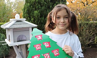 Lia Meiwes hat für ihre Eltern einen Adventskalender gebastelt. Darin stecken Gutscheine - auch für das Fegen des Hofes, für das Ausräumen der Spülmaschine und für das Auffüllen des Vogelhäuschens - Marion Pokorra-Brockschmidt