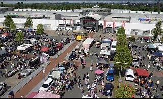 Bis zu 200 Ständen finden auf dem vorderen Parkplatz des Werre-Parks Platz. Der Kult-Flohmarkt findet bis auf den Januar immer Mitte eines Monats statt. - Markfuchs