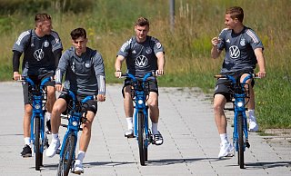 Torwart Bernd Leno (l-r), Kai Havertz, Timo Werner und Marcel Halstenberg kommen mit Fahhrädern zum Training. - Foto: Federico Gambarini/dpa
