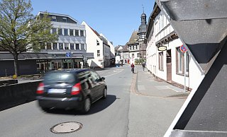 Die Landesstraße 755 in der Ortsdurchfahrt Höxter - dort soll die Fahrbahn saniert werden. - Simone Flörke