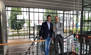 Bilden ein fachkundiges Duo: Alexander Müller (l.) und Gerd Johanniemann führen die SV Rödinghausen Fußball GmbH. - SV Rödinghausen