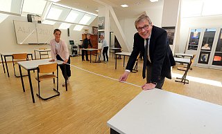 Hans-Joachim Nolting (vorne r.), Schulleiter des Ratsgymnasiums, und Kollegin Beate Fujiwara (l.) messen den Abstand der Tische im Kunstforum. Einer der Räume, in denen ab Donnerstag Abivorbereitungen und ab 12. Mai dann die Prüfungen stattfinden. - Wolfgang Rudolf
