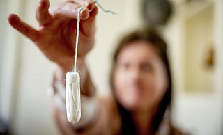 Die Grünen möchten in den öffentlichen Toiletten sowie an der Gesamtschule Brakel kostenfrei Hygieneartikel wie Tampons und Binden über Automaten ausgeben. - picture alliance / Robin Utrecht Die Grünen möchten in den öffentlichen Toiletten sowie an der Gesamtschule Brakel kostenfrei Hygieneartikel wie Tampons und Binden über Automaten ausgeben. - picture alliance / Robin Utrecht
