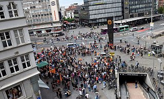 Aktion: Rund 400 Menschen versammelten sich um 14.30 Uhr auf dem Jahnplatz. - Barbara Franke
