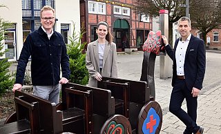 Bürgermeister Burkhard Schwuchow (r.) und Michael Kubat von der Wirtschaftsförderung der Stadt Büren heißen Luisa Jakobi als neue Citymanagerin der Stadt Büren willkommen. - Stadt Büren