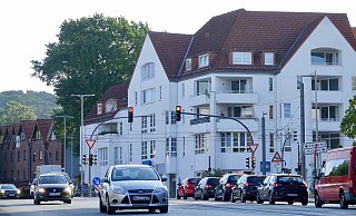 Wer zu Stoßzeiten vom Stadtring über die Berliner Straße zur Bodelschwinghstraße möchte, hat ein Problem. Über die umgebaute Bielefelder Kreuzung schaffen es pro Grünphase nur wenige Fahrzeuge. - Peter Unger