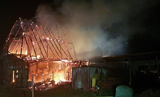 Die Feuerwehr konnte dieses Gebäude in Rietberg nicht mehr retten - es ist komplett abgebrannt. - Andreas Eickhoff