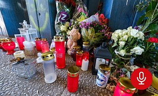 Freunde und Angehörige legen Blumen ab und entzünden Kerzen am Tatort in Bielefeld. - Andreas Zobe