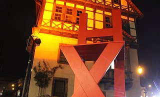 Am "Internationalen Tag gegen Gewalt an Frauen" erstrahlten auch Gebäude in Höxter, wie die Nikolai-Kirche und das Historische Rathaus, in orange. - Alexander Graßhoff