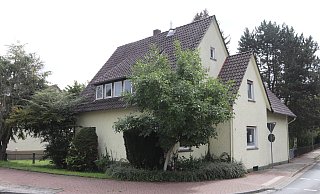 Das ehemalige AWO-Gebäude wird abgerissen. Dort sollen zwei Häuser mit mehreren Wohnungen gebaut werden. - Dirk Windmöller