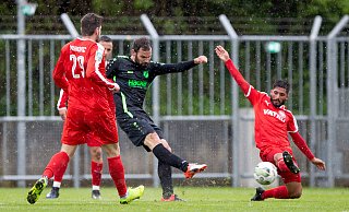 Kaum zu bremsen: Simon Engelmann (schwarzes Trikot) erzielte in dieser Saison schon acht Tore für Rödinghausen. Auch in Dortmund würde der Torjäger gern zuschlagen. Foto: Noah Wedel - Noah Wedel