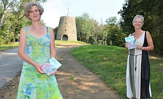 Ute Hansing-Held (l.) und Dagmar Allmendinger präsentieren auf dem Tönsberg das druckfrische Heft, in dem das Wahlprogramm der Grünen nachzulesen ist. - Karin Prignitz
