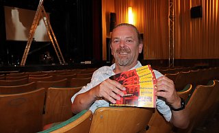 Dirk Kaiser präsentiert die neuen Programmhefte der Stadtkultur im Universum. - Celina Allard