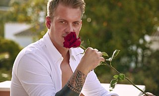 Gustav aus Paderborn hat von der Bachelorette keine Rose bekommen und will nun bei "Bachelor in Paradise" die große Liebe finden. - TVNOW Gustav aus Paderborn hat von der Bachelorette keine Rose bekommen und will nun bei "Bachelor in Paradise" die große Liebe finden. - TVNOW