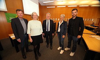 Landrat  Jürgen Müller (Mitte) mit  (v. l.) dem SPD-Fraktionsvorsitzenden Wolfgang Tiekötter, der Kreissprecherin  der Grünen Angelika Fleischer, der Fraktionsvorsitzenden der Grünen Ingeborg Balz und dem stellvertretenden Sprecher des  grünen Kreisverbandes Sascha Steffen. - Peter Steinert