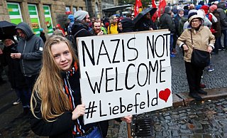 Bunt und weltoffen: Die Bielefelder hatten sich im vergangenen Jahr lautstark den demonstrierenden Neonazis in den Weg gestellt. ⋌Foto: Sarah Jonek - NW (Archiv)