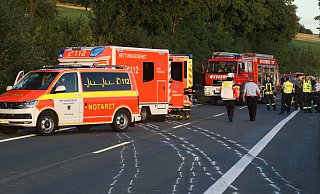 Ein junger Autofahrer ist bei einem Unfall zwischen Neuenheerse und Willebadessen tödlich verunglückt. Einer der Einsätze für den örtlichen Löschzug. - Hermann Ludwig