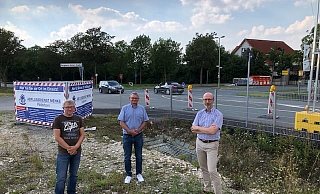 Waldemar Grabosch (v. l.), Gerhard Todt und Dietmar Reilard sind drei der Initiatoren des Bürgerantrags, hier stehen sie an der Kreuzung des Neubaugebiets Springbach Höfe mit Blick auf den Kaukenberg und über die Driburger Straße hinweg. - Todt