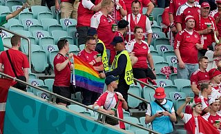 Ordner nehmen zwei Dänemark Fans eine Regenbogen-Fahne ab. - Foto: Darko Vojinovic/Pool AP/dpa