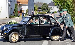 Der von Stefan Heinrich gefahrene Citroën macht während des Umzugs schlapp. Nachdem zunächst mit viel Spaß kräftig geschoben wurde, müssen die Majestäten – Kinder-?königin und Jugendkönig – schließlich zu Fuß weitergehen. - Michael Grundmeier