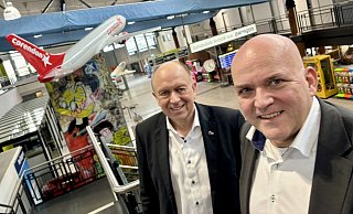Am Flughafen Paderborn/Lippstadt sind Aufsichtsratschef Christoph Rüther (l.) und Geschäftsführer Roland Hüser mit der Entwicklung seit Ende der Pandemie sehr zufrieden. - Jens Reddeker