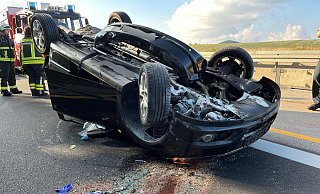 Der Opel überschlug sich und blieb schwer beschädigt auf der Gegenfahrbahn liegen. - Feuerwehr Breuna