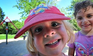 Gute Laune: Emily (l.) und Nazli sind gern und oft auf dem Spielplatz am Ehlentruper Weg. - Foto: Andreas Frücht