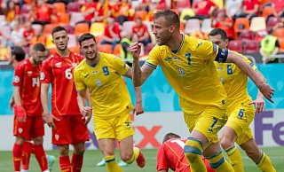Ukraine-Stürmer Andrej Jarmolenko (r) jubelt über sein Tor zum 1:0 gegen Nordmazedonien. - Foto: Robert Ghement/Pool EPA/AP/dpa