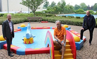 Eröffnen die Badesaison in Enger: Bürgermeister Thomas Meyer (v.l.), Schwimmmeister Volker Guhl und Thomas Holz, Wirtschaftsbetriebe Stadt Enger. - Stadt Enger