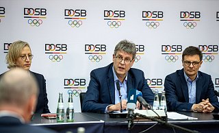 Die DOSB-Mitgliederversammlung verlief für Präsident Thomas Weikert (Mitte) nach viel Ärger im Vorfeld deutlich harmonischer ab, als man annehmen durfte. - Laszlo Pinter/dpa/Laszlo Pinter