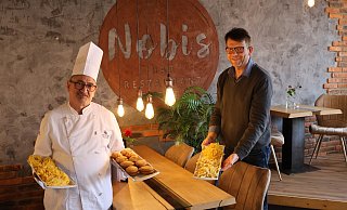Betreiber Alexander Luttermann (r.) und sein Koch Francesco Scocozza im Restaurant Nobis in Spenge. - Marco Hilla