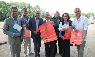 Unterstützen das Literaturfest: Architekt Robert Wiehofsky (Architekt und Rotary-Club-Mitglied, v. l.), Leiter Michael Scholz, Kay-Uwe Schneider (Gasversorgung Westfalica, Wirtschaftsclub), Peter Becker (Sparkasse Herford), Hartmut Birkelbach (KuK), Claudia Hecke (Gauselmann) und Dirk Hinke, Geschäftsführer Aqua Magica GmbH. ?Foto: Nicole Bliesener - Nicole Bliesener