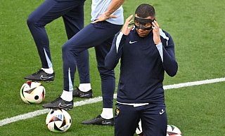 Frankreichs Kylian Mbappé kam in einem Testspiel gegen eine Jugendauswahl des SC Paderborn wieder zum Einsatz. - Robert Michael/dpa