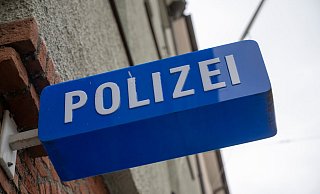 Der Vater der Frau nahm das Paket an und bezahlte. (Symbolbild) - Peter Kneffel/dpa